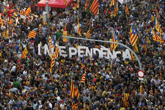 Miles-catalanes-participan-centro-Barcelona-manifestacion-independentista